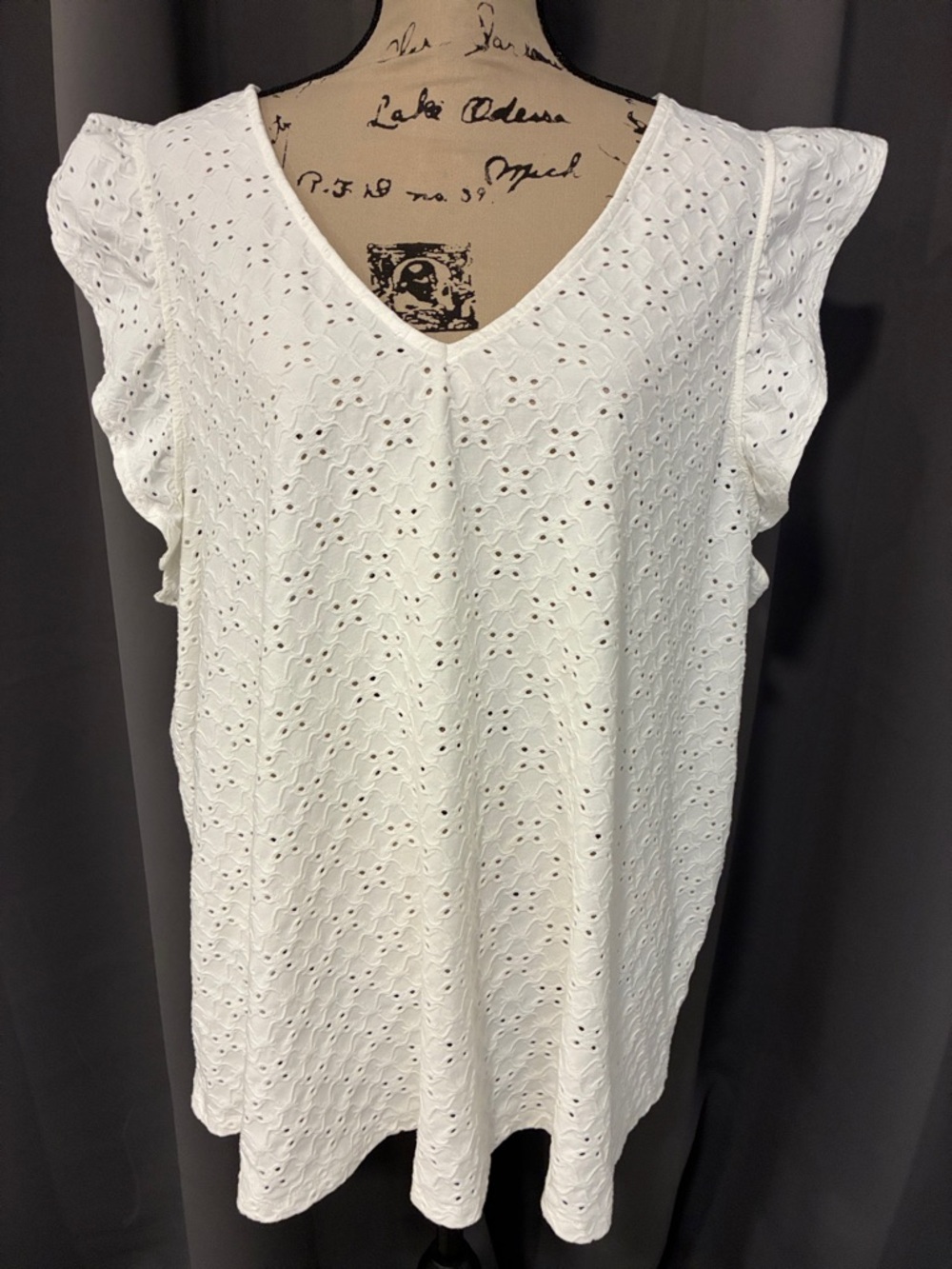 Ava & Viv White Eyelet V-Neck Flutter Sleeve Top